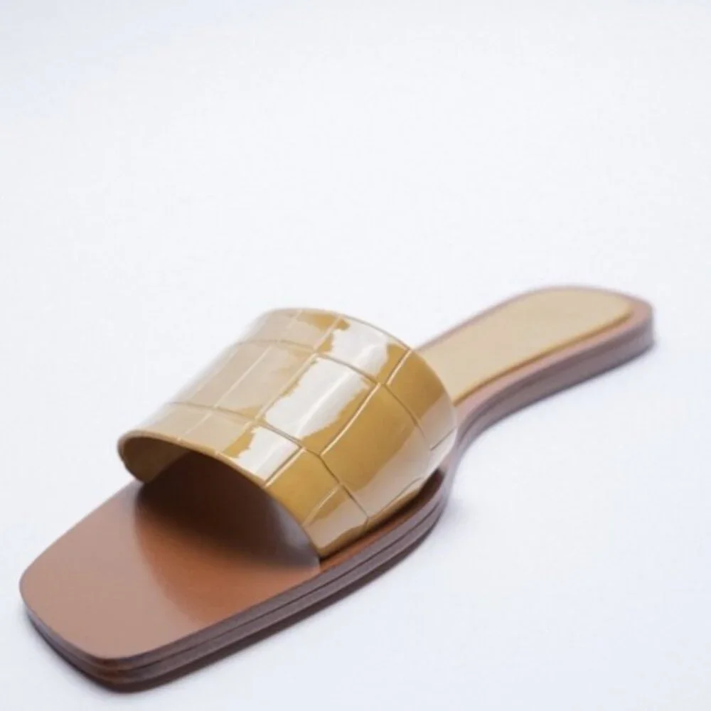 Brown Zara Patent Leather Slides Sandals Slip-Ons (NWT) - Picture 2 of 6